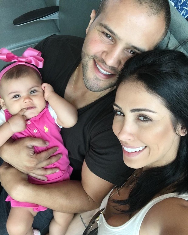Bella Falconi com o marido e a filha (Foto: Reprodução/Instagram)