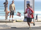 Hugo Moura, namorado de Deborah Secco, faz exercícios em praia do Rio