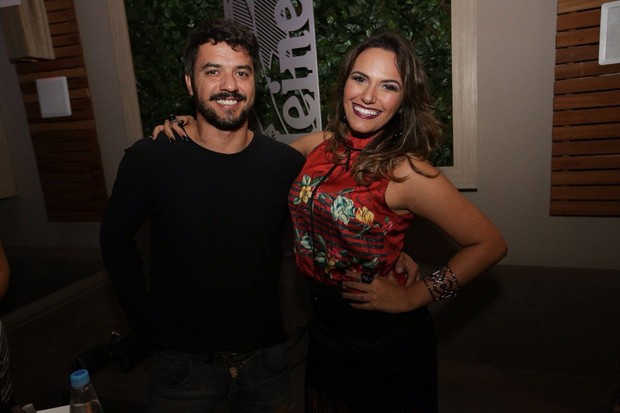 Gabi Lima faz participação especial no show de Matteus  (Foto: Lucas Jones/ Juliana Palmer / Divulgação )