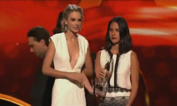 Taylor Swift e Olivia Munn no People's Choice Awards (Foto: Video/Reprodução)
