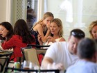 Kate Moss almoça com filha e amigas em restaurante do Rio