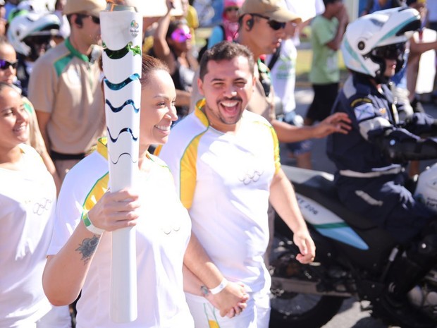 Solange Almeida e Xand durante a passagem da tocha olímpica por Fortaleza, no Ceará (Foto: Nara Fassi/ Ag. FPontes/ Divulgacao)