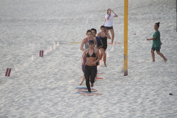 Carolina Dieckmann treina na praia da Barra da Tijuca, RJ (Foto: Daniel Delmiro / AgNews)