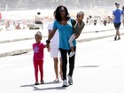 Glória Maria passeia com as filhas na orla do Rio