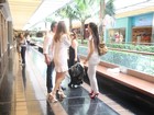Ana Furtado e Boninho encontram Fernanda Vasconcellos em shopping