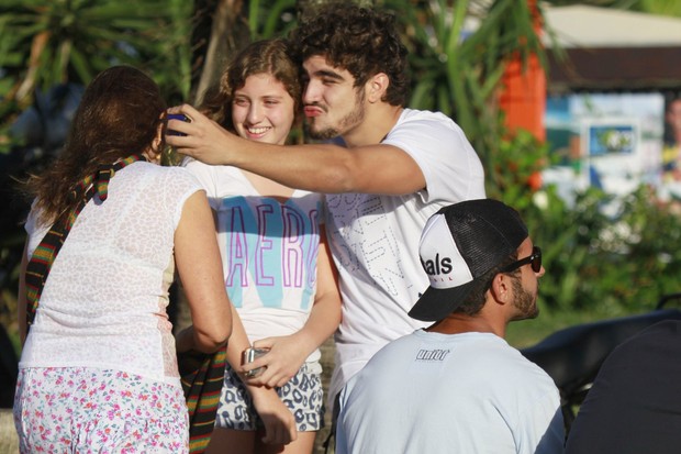 Caio Castro com fãs (Foto: Dilson Silva / Agnews)