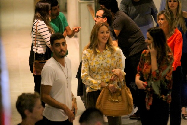 Pedro Scooby e Luana Piovani passeiam de mãos dadas em shopping no Rio (Foto: Daniel Delmiro / AgNews)