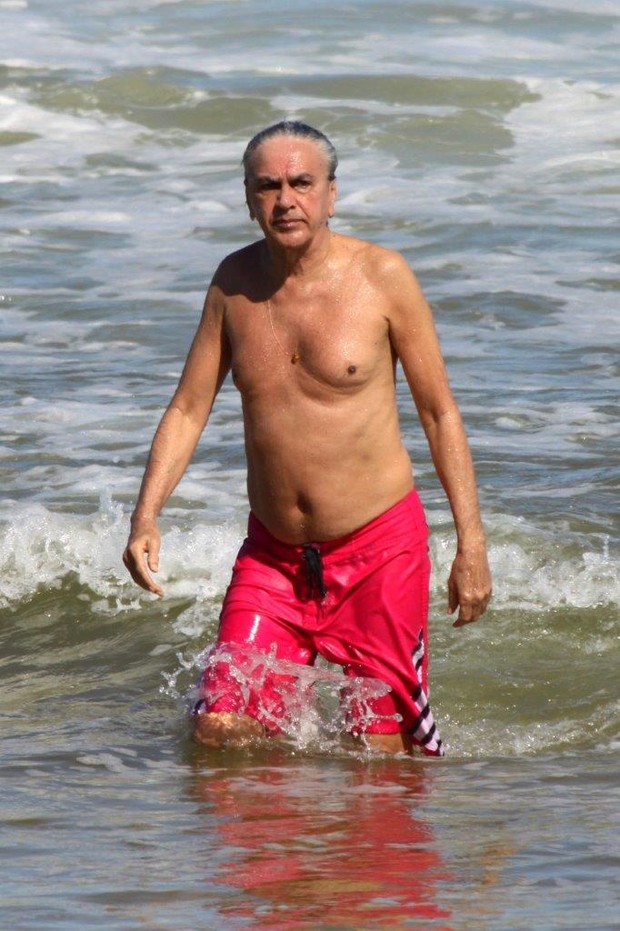 Caetano Veloso na praia (Foto: J.Humberto / AgNews)