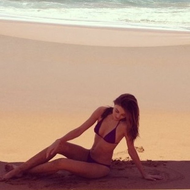 Miranda Kerr posta foto na praia (Foto: Instagram / Reprodução)