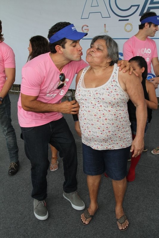 Anderson di Rizzi pronto para dar beijinho em fã no Ação Global (Foto: Anderson Borde/Ag.News)