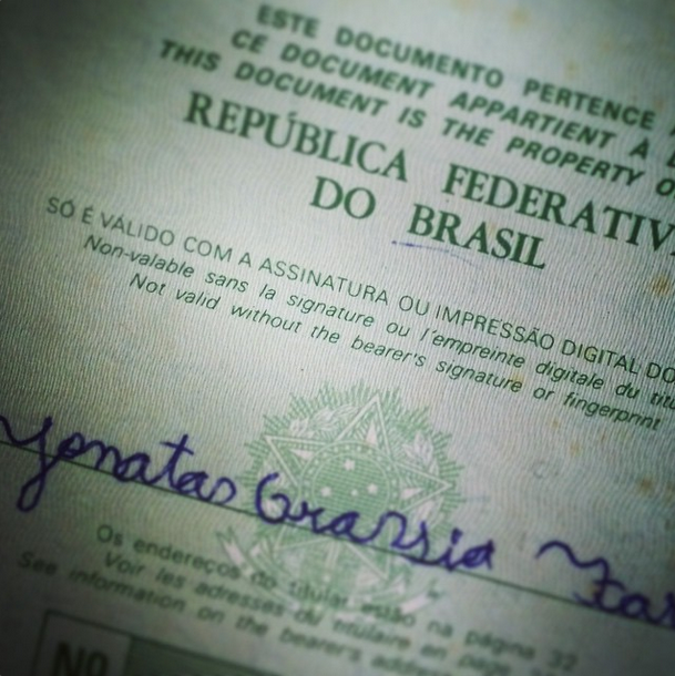 Assinatura de Jonatas Faro no passaporte (Foto: Reprodução/Instagram)