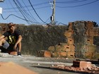Marcello Melo Jr posa em comunidade onde mora na Zona Sul do Rio