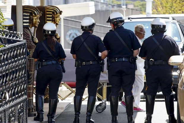 Policiais impedem que o caixão de Bobbi Kristina seja fotografado (Foto: REUTERS/Eduardo Munoz)