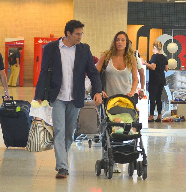 Luciano Szafir, esposa e filho no aeroporto (Foto: William Oda / Agnews)