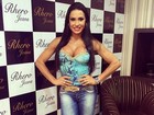 Gracyanne Barbosa usa decotaço e jeans em evento