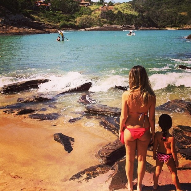 Ingrid Guimarães com a filha, Clara, em praia (Foto: Instagram/ Reprodução)