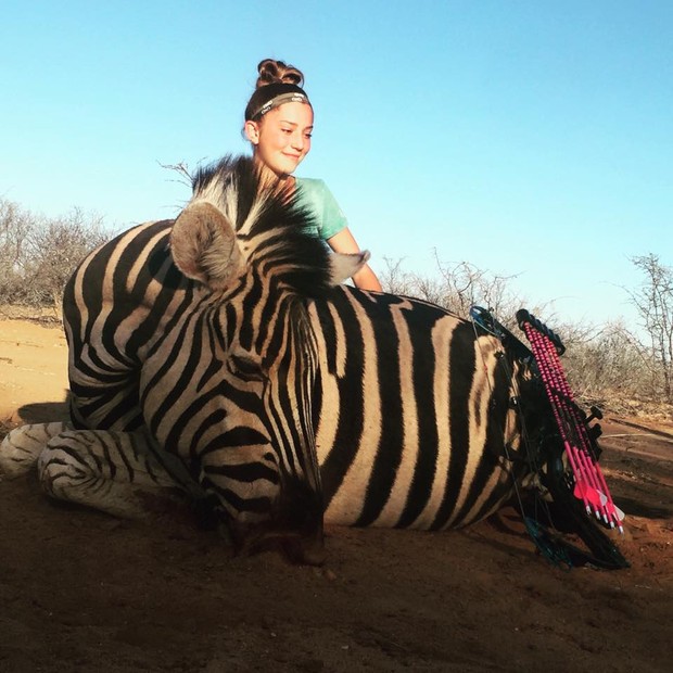 Aryanna Gourdin com uma zebra morta (Foto: Reprodução / Facebook)