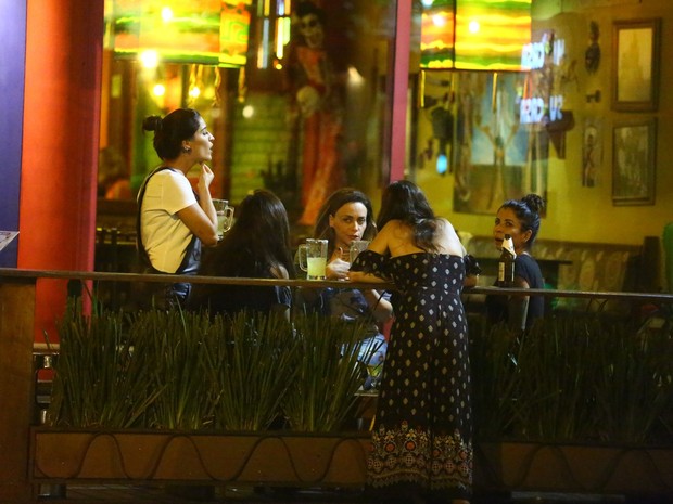 Maria João, Carol Nakamura, Suzana Pires, Giovanna Lancellotti e Anna Lima em restaurante na Zona Oeste do Rio (Foto: Ag. News)