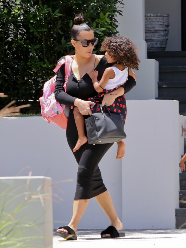 X17 - Kim Kardashian e a filha North West em Los Angeles, nos Estados Unidos (Foto: X17online/ Agência)