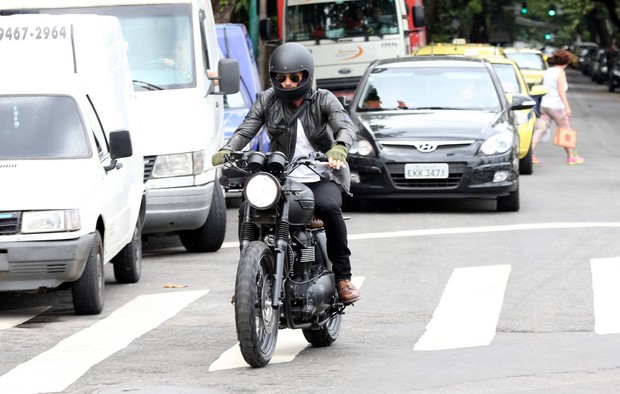 David Beckhan passeia de moto no RJ (Foto:  André Freitas/AgNews)