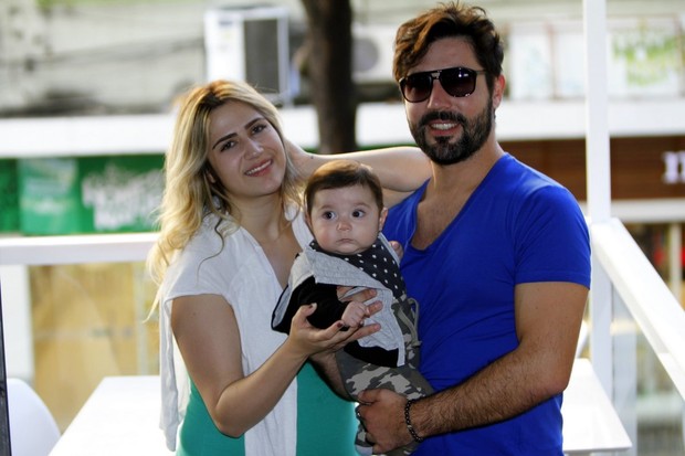 Sandro Pedroso e Jéssica Costa com o filho, Noah (Foto: Marcos Ferreira/Brazil News)