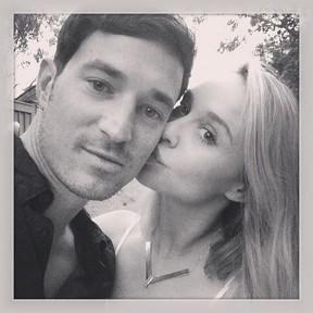 Becca Tobin e o namorado Matt Bendik (Foto: Instagram/Reprodução)