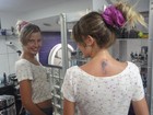 Debby faz tatuagem na nuca em homenagem à filha Duda