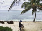 Justin Bieber compõe música na praia: 'Depois de ter o coração partido'