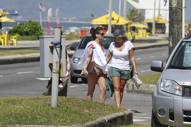 Giovanna Antonelli na praia da Barra da Tijuca, RJ (Foto: Dilson Silva / Agnews)