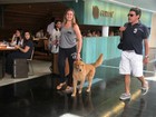 Fernanda Gentil passeia com o pai e o cachorro em shopping no Rio