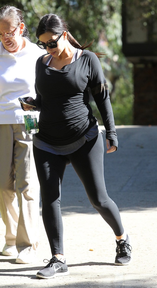 Kim Kardashian exibe barrigão de grávida e quilinhos a mais com roupa de ginástica (Foto: X17/Agência)