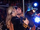 Claudia Leitte beija o marido em cima de trio elétrico em Salvador