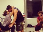 Preta Gil dá beijo no namorado durante malhação