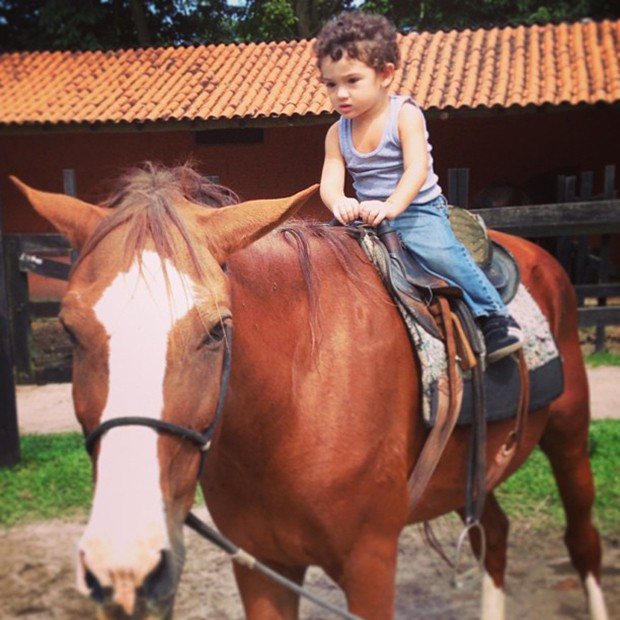Daniele Suzuki posta foto do filho andando a cavalo (Foto: Instagram / Reprodução)