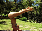 Paolla Oliveira posa de biquíni e mostra elasticidade de ponta-cabeça
