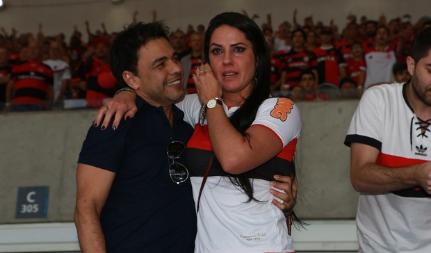 Graciele Lacerda com Zezé Di Camargo em jogo do Flamengo: emoção à flor da pele (Foto: Dilson Silva/Agnews)