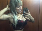 Vanessa Mesquita posta selfie de lingerie e exibe cinturinha