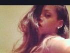 Rihanna faz pose sexy com novo cabelão