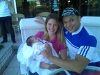 Com a filha recém-nascida, Debby Lagranha vai a salão no Rio