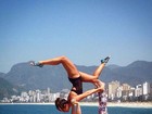 Dani Suzuki exibe corpo em forma ao fazer acrobacia de ioga para foto