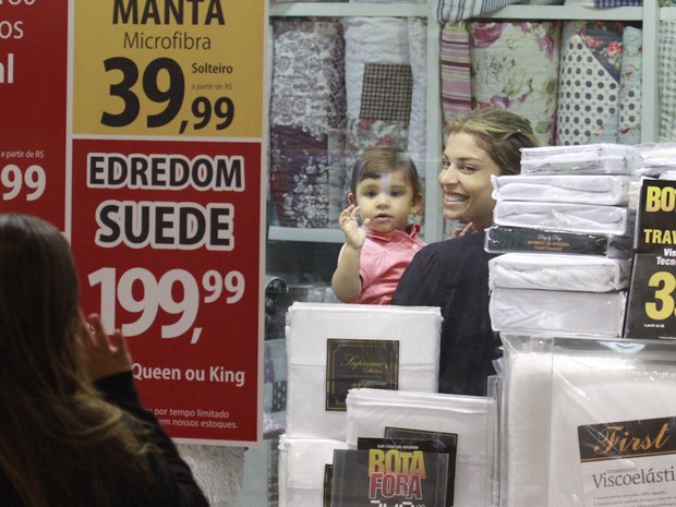Grazi MAssafera com a filha em shopping do Rio (Foto: Dilson Silva / AgNews)