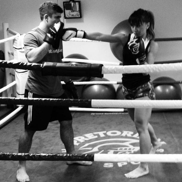 Sabrian Sato em treino de boxe (Foto: Instagram/ Reprodução)