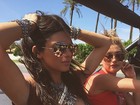 Usando top de biquíni, Kendall Jenner vai ao Coachella com Hailey Baldwin 