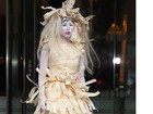 Às vésperas do Halloween, Lady Gaga capricha nos looks bizarros