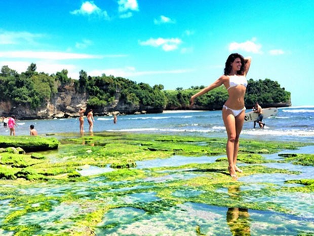 Isis Valverde em praia em Bali, na Indonésia (Foto: Instagram/ Reprodução)