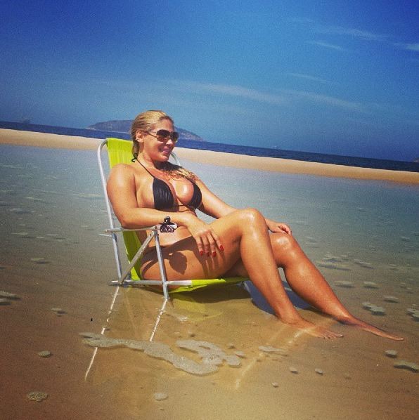 Angela Bismarchi na praia (Foto: Instagram / Reprodução)