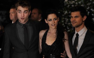 Robert Pattinson,Kristen Stewart e Taylor Lautner em Londres em 2011 (Foto: Neil Tingle/Agência Brainpix)