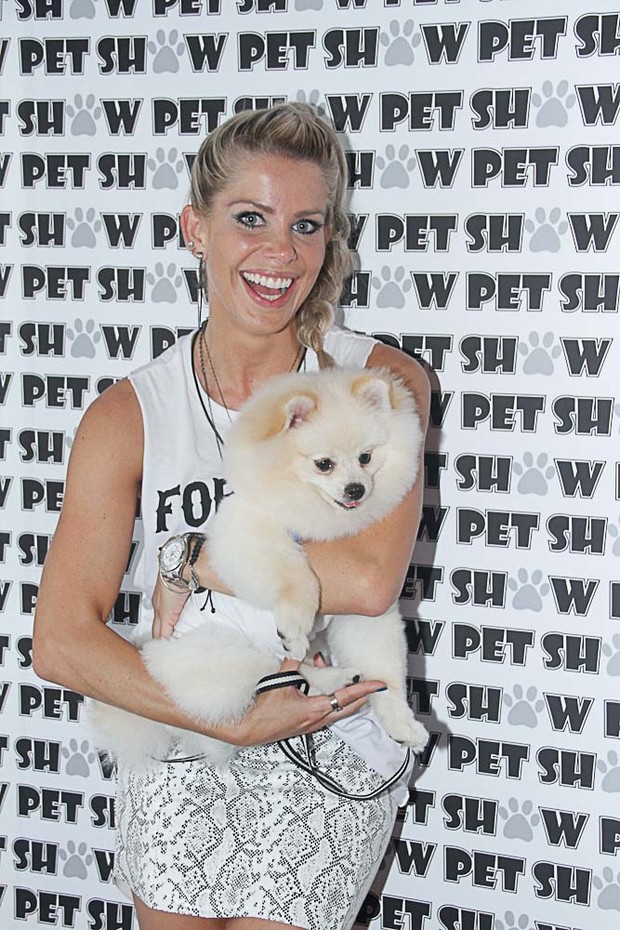 A apresentadora Karina Bacchi e seu cão JOY (Foto: Amauri Nehn / AgNews)