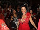 Solange Gomes investe em vestido decotado em noite de samba