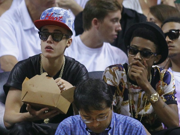 Justin Bieber assiste a jogo de basquete em Miami, nos Estados Unidos (Foto: Joe Skipper/ Reuters)